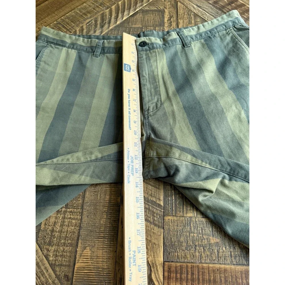 The North Face Mens 40 Green Striped Shorts Stretch Casual Golf Outdoor